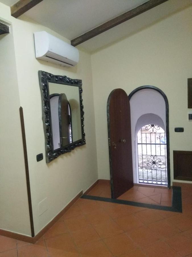 Home In Love: Vicoletto Dei Presepi Nápoles Exterior foto