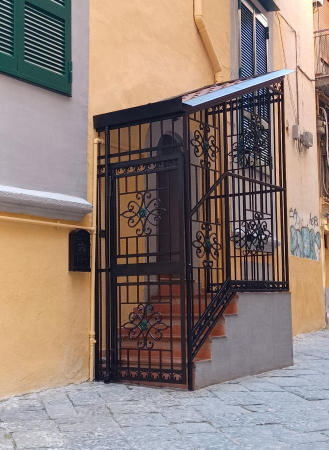 Home In Love: Vicoletto Dei Presepi Nápoles Exterior foto